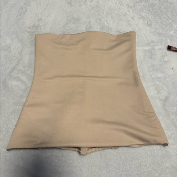 2 Medium Waist Trainers - Picture 10 of 12